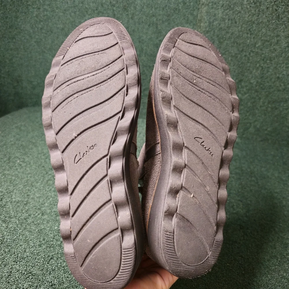 Clarks Gray/tan Suede Ankle Booties‎ 7.5